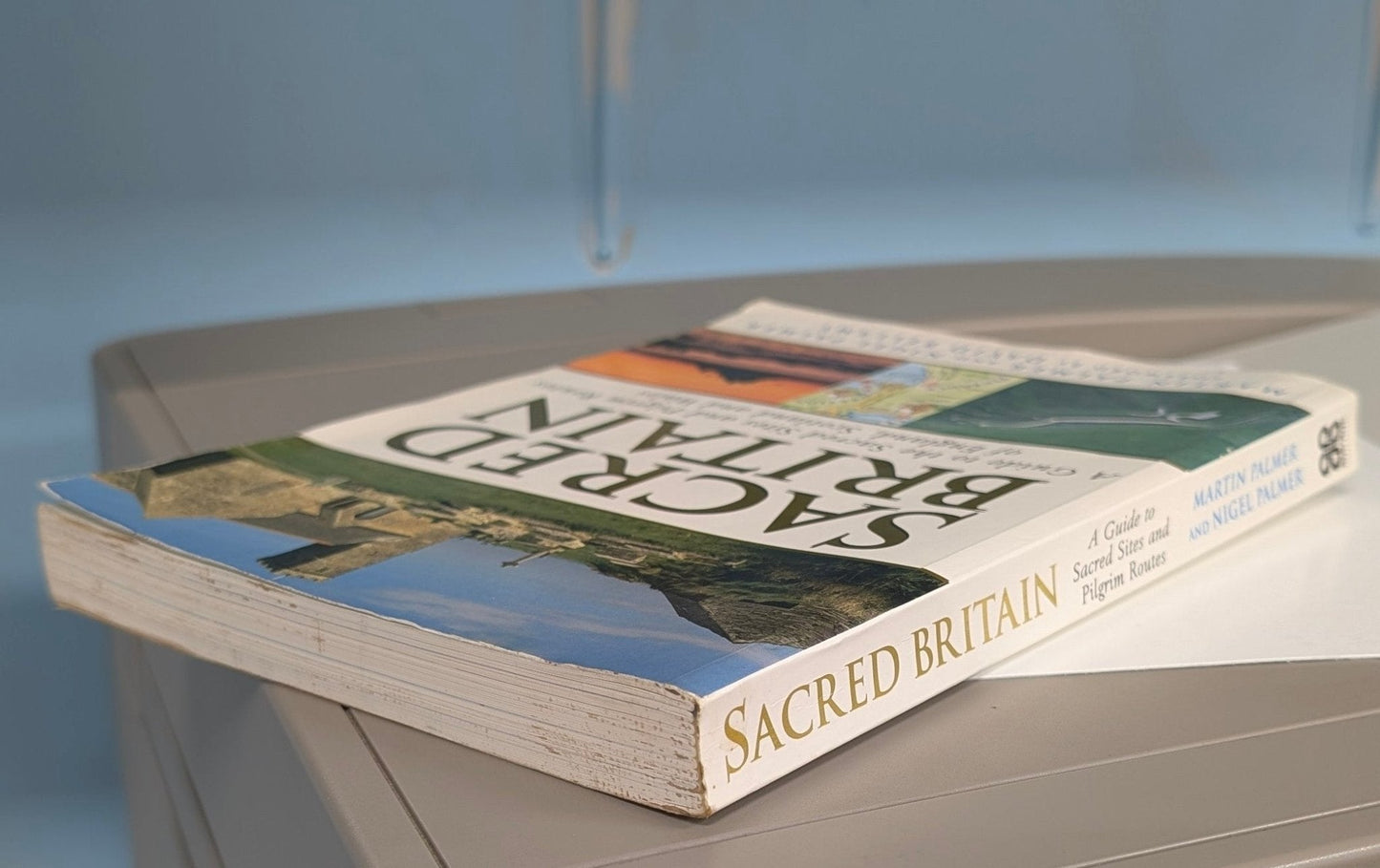 Sacred Britain: A Guide to the Sacred Sites and Pilgrim Routes of England, Scotland and Wales Martin Palmer, Nigel Palmer